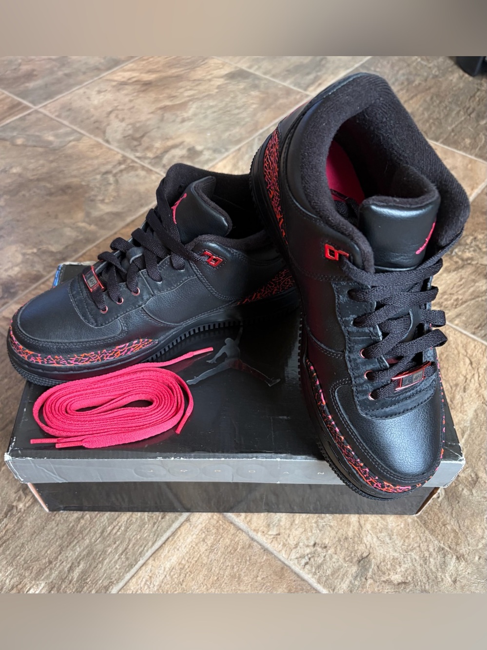 Air Jordan 3 (GS) Retro Black/Berry Sneakers - Picture 2 of 12